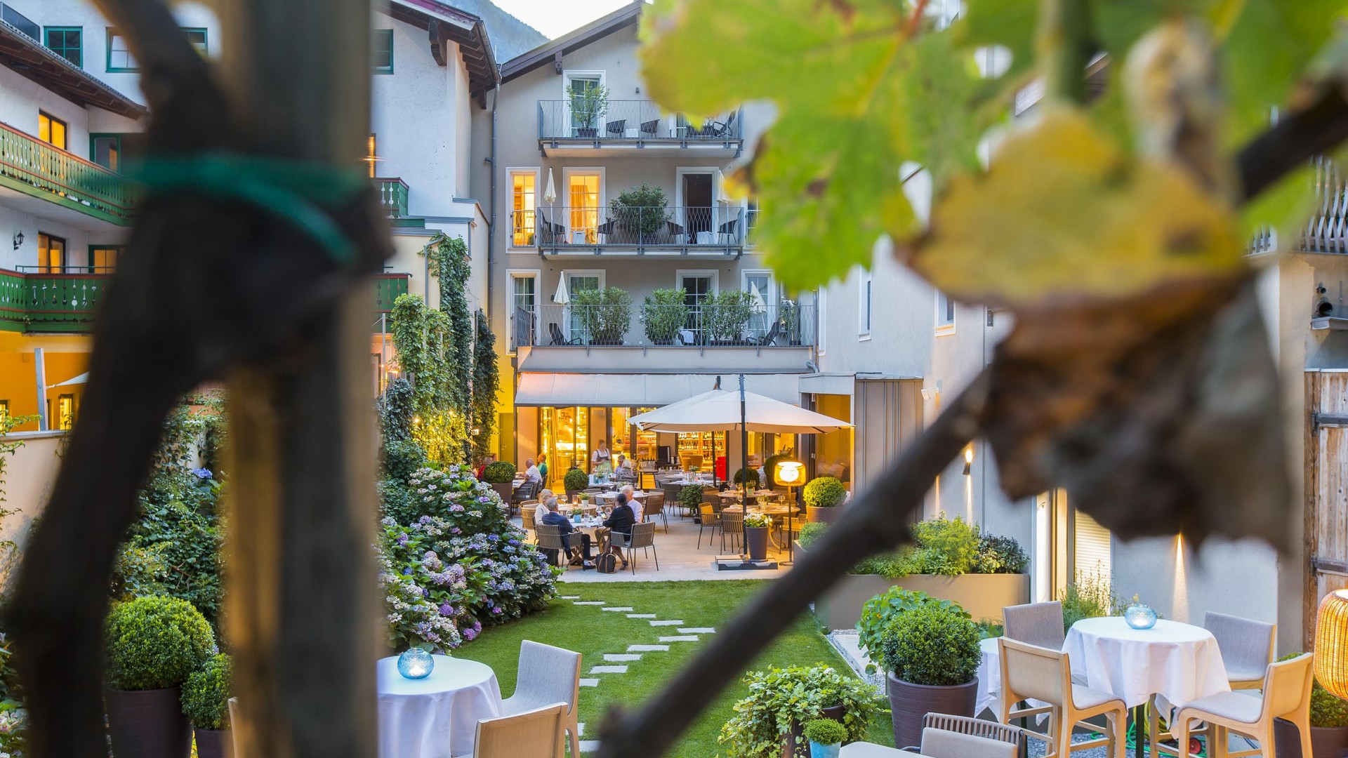 Der Gastgarten des Genießerrestaurant Döllerer. | © Neumayr/Leo Der Gastgarten des Genießerrestaurant Döllerer.