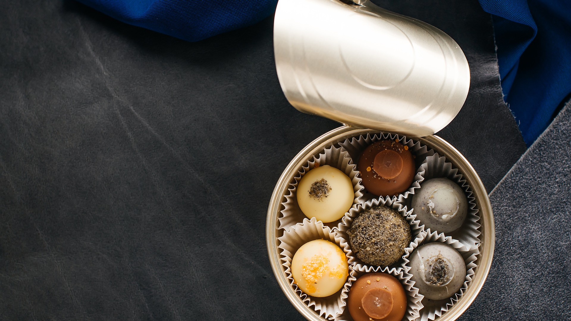 Walter Grülls Kaviar-Pralinen | © Marco Riebler Walter Grülls Kaviar-Pralinen