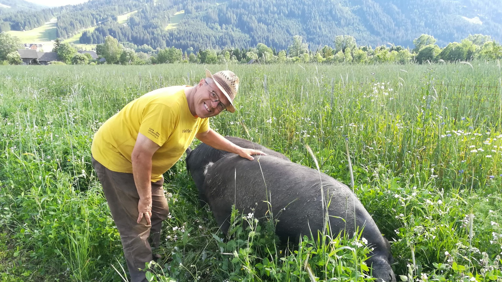 Peter Löcker mit seinen schwarzen Alpenschweinen | © Biohof Sauschneider Peter Löcker mit seinen schwarzen Alpenschweinen