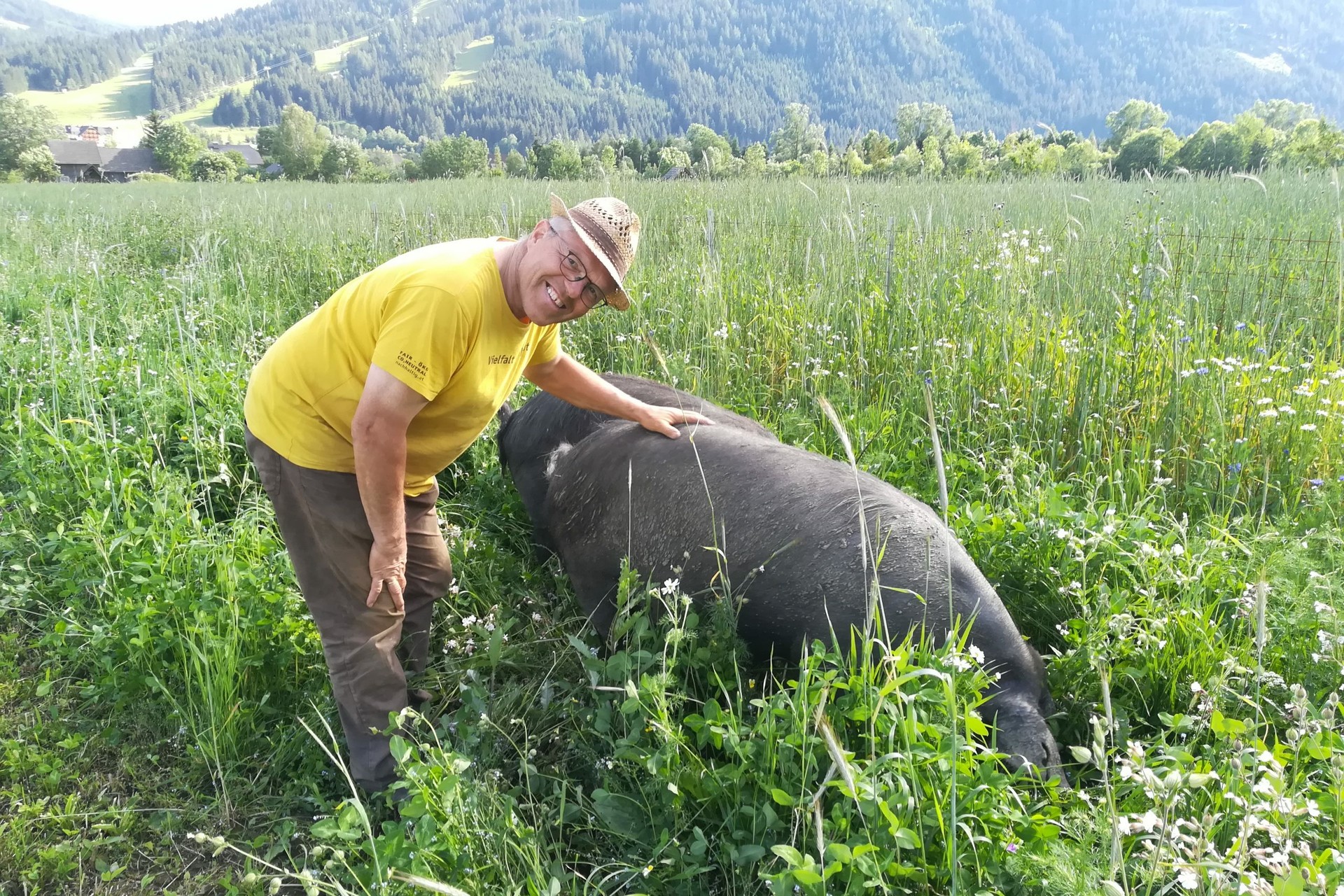 Peter Löcker mit seinen schwarzen Alpenschweinen