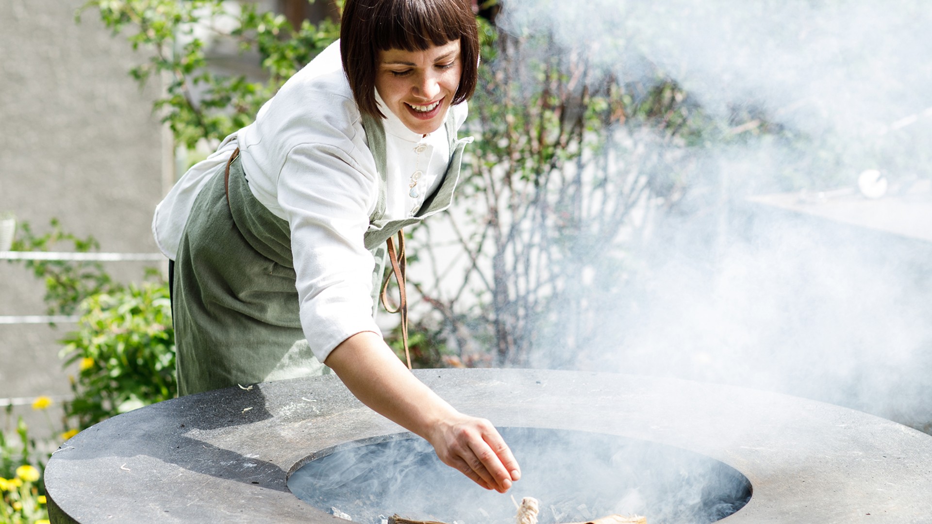 Rebecca Clopath vom Biohof Taratsch mit ihrer Feuerplatte. | © Claudia Link Rebecca Clopath vom Biohof Taratsch mit ihrer Feuerplatte.