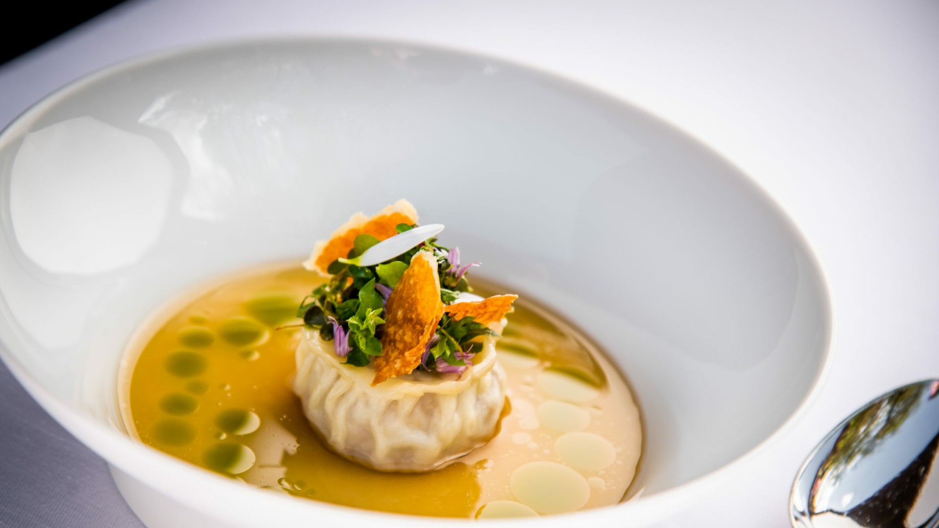 Raviolo vom Bierschwein, Piora-Alp Rohschinken, Senfsaat, Bergkräuter. | © Thomas Buchwalder Raviolo vom Bierschwein, Piora-Alp Rohschinken, Senfsaat, Bergkräuter.