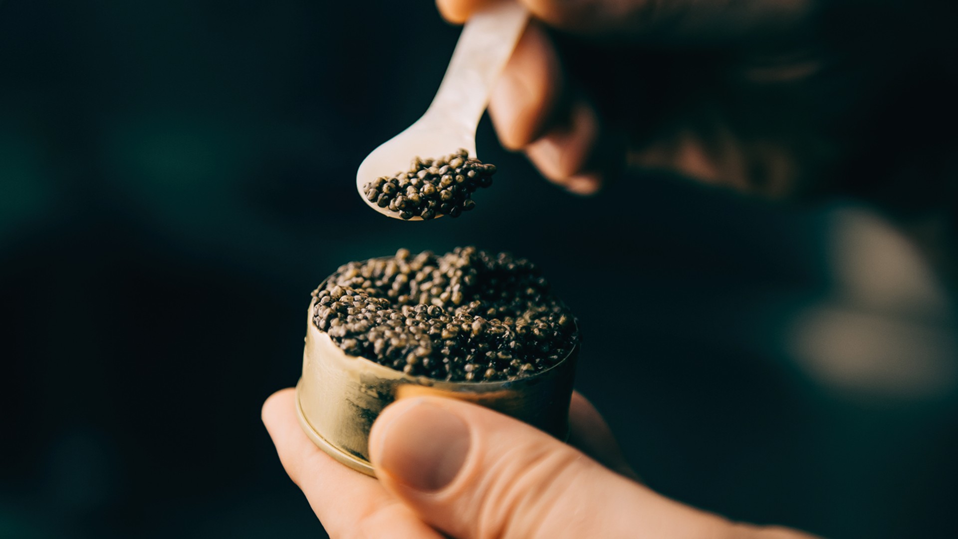 Walter Grüll und seine Kaviar-Spezialitäten. | © Marco Riebler Walter Grüll und seine Kaviar-Spezialitäten.